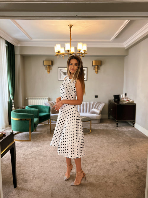 Rochie cu buline eleganta si feminina, din material confortabil, perfecta pentru tinute casual-chic sau evenimente speciale, nunta,botez sau chiar de zi.