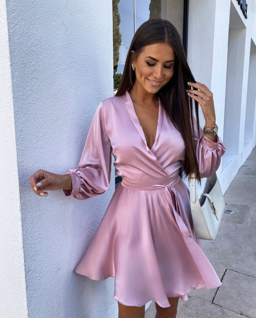 Rochie satin roz-prafuit eleganta, croiala feminina, potrivita pentru orice eveniment de zi sau seara