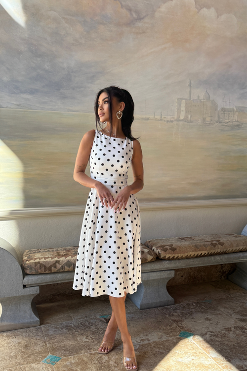 Rochie cu buline eleganta si feminina, din material confortabil, perfecta pentru tinute casual-chic sau evenimente speciale, nunta,botez sau chiar de zi.