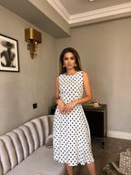 Rochie cu buline eleganta si feminina, din material confortabil, perfecta pentru tinute casual-chic sau evenimente speciale, nunta,botez sau chiar de zi.