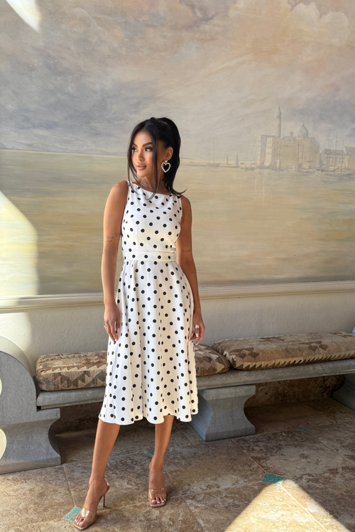 Rochie cu buline eleganta si feminina, din material confortabil, perfecta pentru tinute casual-chic sau evenimente speciale, nunta,botez sau chiar de zi.