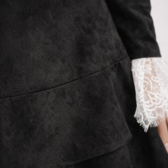 Detaliu material Rochie Denisse neagră, close-up cu dantelă albă la manșetă și textură fină a materialului, design elegant.