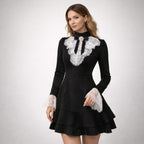 Rochie Denisse neagră, elegantă, cu dantelă albă decorativă și mâneci lungi, vedere din față, stil feminin sofisticat.