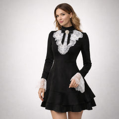 Rochie Denisse neagră, elegantă, cu dantelă albă decorativă și mâneci lungi, vedere din față, stil feminin sofisticat.