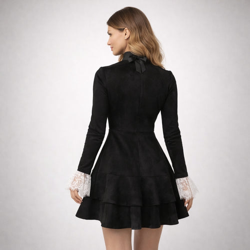 Rochie Denisse neagră, elegantă, cu dantelă albă la manșete, vedere din spate, croială feminină și design sofisticat.