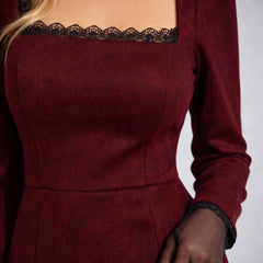 Detaliu decolteu cu dantelă la rochia Roma elegantă, culoare vișinie, material premium și croi feminin