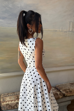 Rochie cu buline eleganta si feminina, din material confortabil, perfecta pentru tinute casual-chic sau evenimente speciale, nunta,botez sau chiar de zi.