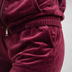 Detaliu talie elastică și material catifea la trening damă Crisa visiniu, finisaj moale și confortabil