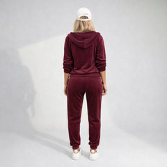 Trening damă Crisa visiniu, vedere din spate, set din două piese cu hanorac cu glugă și pantaloni conici, stil urban-chic