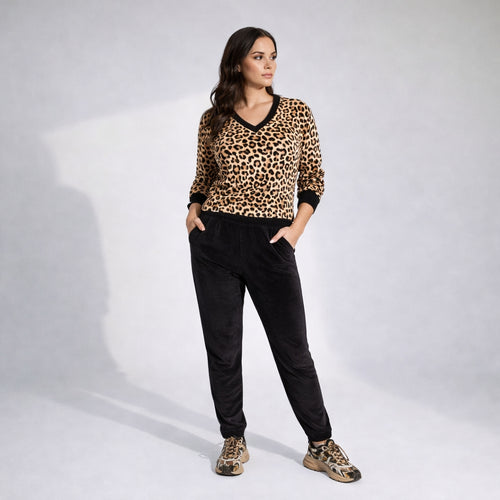 Trening damă cu imprimeu leopard Caramelo, fabricat în România, cu pantaloni negri și bluză cu mânecă lungă