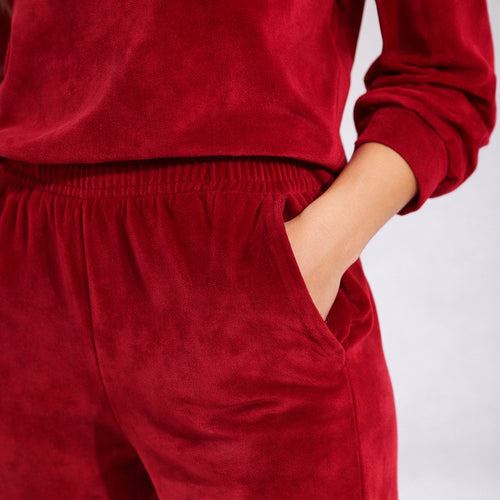 Detaliu material catifea la trening damă Patena roșu, buzunar lateral și textură moale, fabricat în România