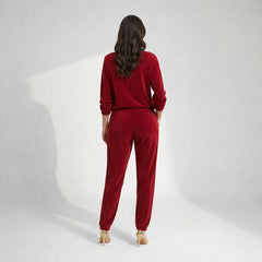 Trening damă Patena roșu, vedere din spate, set din două piese cu pantaloni lungi și bluză lejeră, fabricat în România