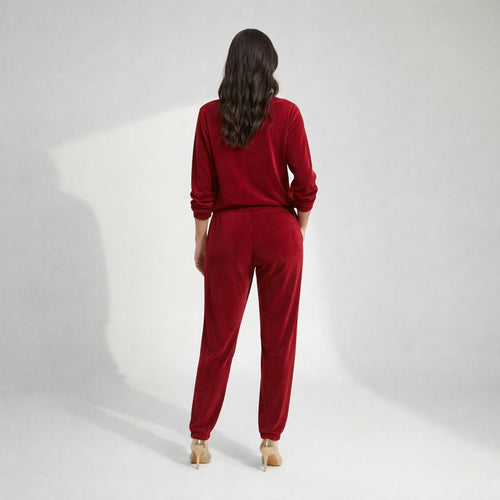 Trening damă Patena roșu, vedere din spate, set din două piese cu pantaloni lungi și bluză lejeră, fabricat în România