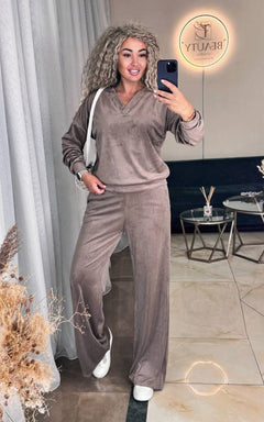 Trening Zali pentru femei, set doua piese din catifea moale, culoare maro-bej, bluza cu decolteu in V si pantaloni drepti, tinuta casual eleganta